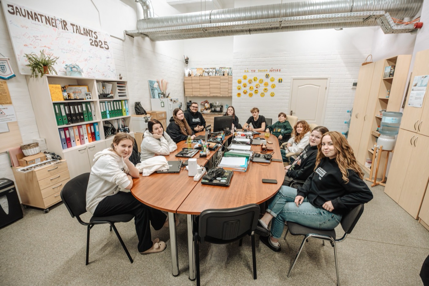 Biedrības “Laiks Jauniešiem” komanda pie kopīga galda