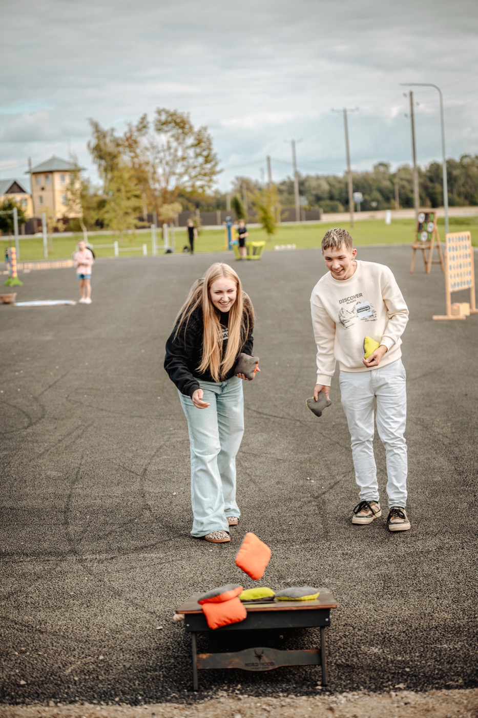 Maisiņu mešana “Cornhole”